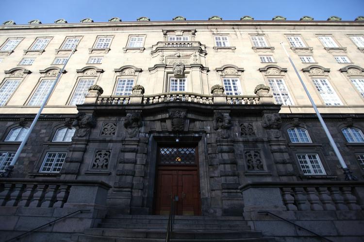 kommunikation. Regeringen satser fremover på, at kunne nå danskerne bedre med den nye hjemmeside: regeringen.dk. 