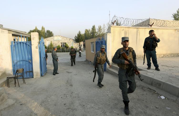 fanget. Mange var fanget i klasselokalerne, da bevæbnede mænd angreb det amerikanske universitet i Kabul. 