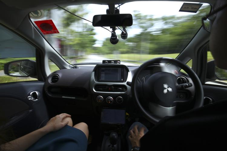 SOLO. Rattet snurrer. Bilen finder selv vej. Singapore har fået selvkørende taxier. 