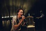 Musik. Med 'American Spirit' lægger Rolf Heim mere vægt på koncert-elementet og mindre på teaterdelen. Her er Caroline Henderson i gang med 'Guess Things Happen That Way'. 