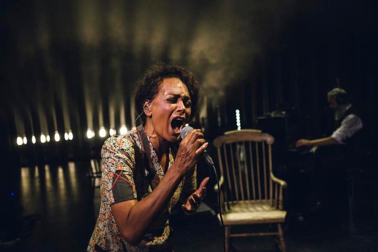 Musik. Med 'American Spirit' lægger Rolf Heim mere vægt på koncert-elementet og mindre på teaterdelen. Her er Caroline Henderson i gang med 'Guess Things Happen That Way'. 