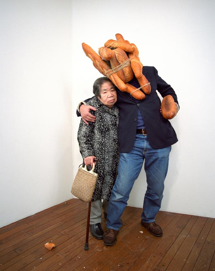 brødhoved. Den japanske perfomancekunstner Tatsumi Orimoto fremfører sin berømte performance 'Bread Man' på fredag. 