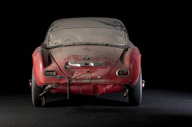 Her er kalechen slået op. Den var lige så forfalden som meget andet i bilen. Foto: BMW 