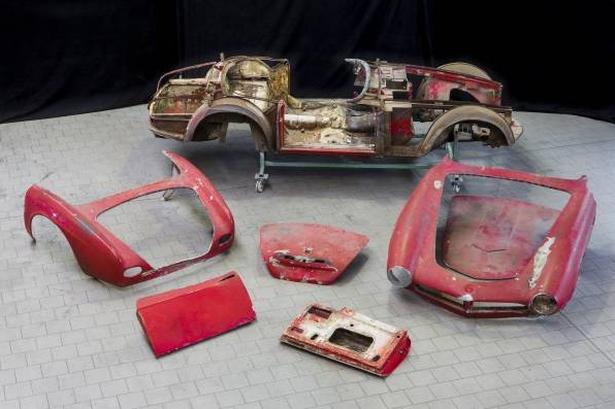 BMW's teknikere har haft fat i samtlige dele i Presleys bil. Foto: Gudrun Muschalla/AP 