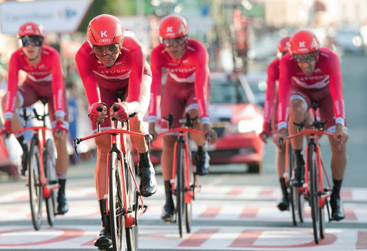 Katusha. Mandskabet ses på holdkørslen på første etape af Vueltaen. 