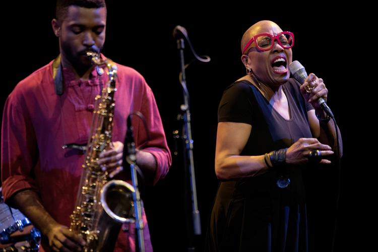 Kasketkarl. Dee Dee Bridgewater på Copenhagen Jazz Festival, som er en af de mange organisationer, musikernes genvalgte formand, Anders Laursen, også har stor indflydelse på. 