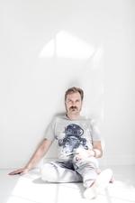 meningen. Michael Würtz Overbeck vil med sin nye udstilling på Overgaden trække publikum ind i et spirituelt rum, hvor vi kommer til at tænke over, hvorfor vi er, som vi er, og hvad vi skal stille op med den tid, vi har tilbage. 