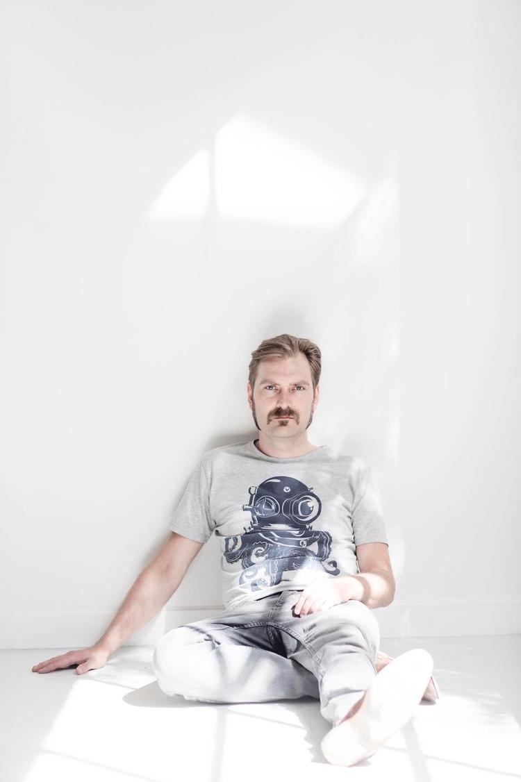 meningen. Michael Würtz Overbeck vil med sin nye udstilling på Overgaden trække publikum ind i et spirituelt rum, hvor vi kommer til at tænke over, hvorfor vi er, som vi er, og hvad vi skal stille op med den tid, vi har tilbage. 