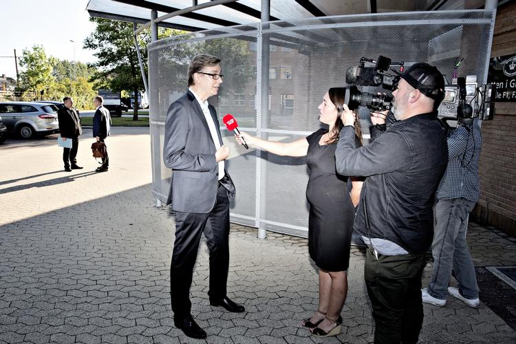 De første domme er faldet i skandalen om Se &amp; Hør. Her er det forsvarsadvokaten for Lise Bondesen; Christian Riewe, der bliver interviewet. 