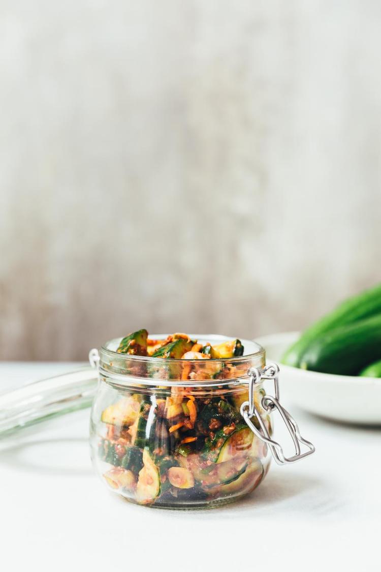 FERMENTERET. Kimchi spises som tilbehør, og de sprøde agurker tager fint imod den stærke krydring. 