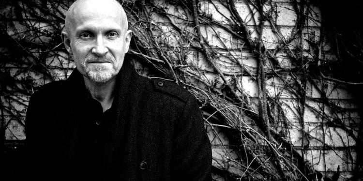 norsk. Lars Saabye Christensen skriver sig ind i den norske tradition for store, bredt favnende romaner. Selv om noget af 'Magnet' faktisk foregår i København. 