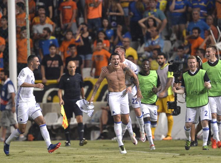 forløsning. FC København var lidt ude i tovene mod Apoel i Nicosia, selv om københavnerne var det bedste hold. Først fire minutter før tid scorede Federico Santander (midt) det forløsende udlignende mål, der sendte FCK i gruppespillet. 