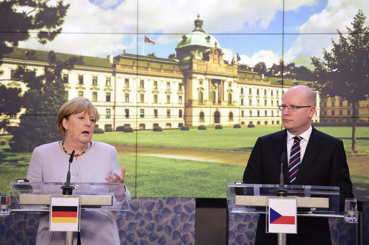Pendulfart. Den tyske forbundskansler, Angela Merkel, rejser i disse dage rundt for at forberede en ny debat om EU's fremtid. I går besøgte hun den tjekkiske leder, Bohuslav Sobotka (t.h.). I aften møder kansleren blandt andre statsminister Lars Løkke Rasmussen (V) i Berlin. 