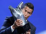 pokalkys. Real Madrid-angriberen Cristiano Ronaldo blev kåret som Europas bedste fodboldspiller og vandt denne smukke pokal. 