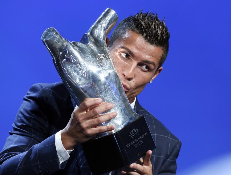 pokalkys. Real Madrid-angriberen Cristiano Ronaldo blev kåret som Europas bedste fodboldspiller og vandt denne smukke pokal. 