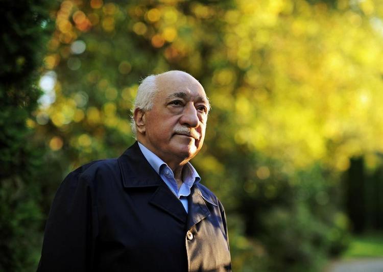 Kupmager? Den 75-årige imam Fethullah Gülen er leder af Hizmet bevægelsen og var tidligere allieret med Tyrkiets præsident Erdogan, men bor i dag i USA. Erdogan anklager nu Gülen for at stå bag et kupforsøg mod ham i sidste måned. Arkivfoto: Selahattin Sevi/AP 