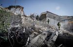 eftersøgning. Redningsarbejdere ledte i går efter overlevende i mur- brokkerne i Amatrices centrum. Mindst 250 er omkommet i jordskælvet. 