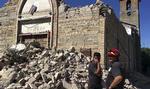 Ruiner. Kirken i bebyggelsen Villa San Lorenzo a Flaviano nær byen Amatrice cirka 140 kilometer fra Italiens hovedstad Rom styrtede sammen, da et jordskælv ramte området natten til onsdag. 