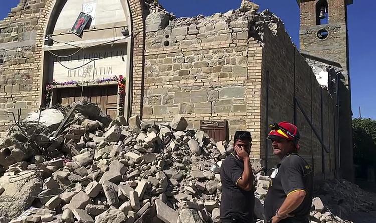 Ruiner. Kirken i bebyggelsen Villa San Lorenzo a Flaviano nær byen Amatrice cirka 140 kilometer fra Italiens hovedstad Rom styrtede sammen, da et jordskælv ramte området natten til onsdag. 