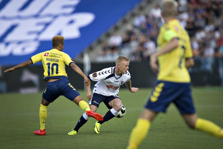 Farvel. Jens Jønsson (i midten) tabte 0-7 til Brøndby i søndags i sin sdiset kampe for AGF. 