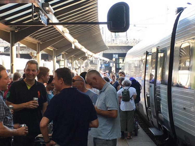 VENTEN. Passagerer på Københavns Hovedbanegård måtte væbne sig med tålmod, hvis de ville mod vest. 