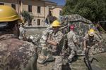 Nødhjælpsarbejde. Soldater er ved at sætte et telt op nær skolen, som er kollapset i Amatrice. 