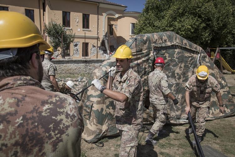 Nødhjælpsarbejde. Soldater er ved at sætte et telt op nær skolen, som er kollapset i Amatrice. 