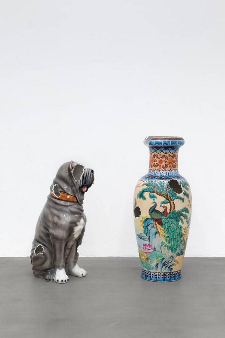 hvem er nu vase, og hvem er hund her? Der synes at være bid i begge. 