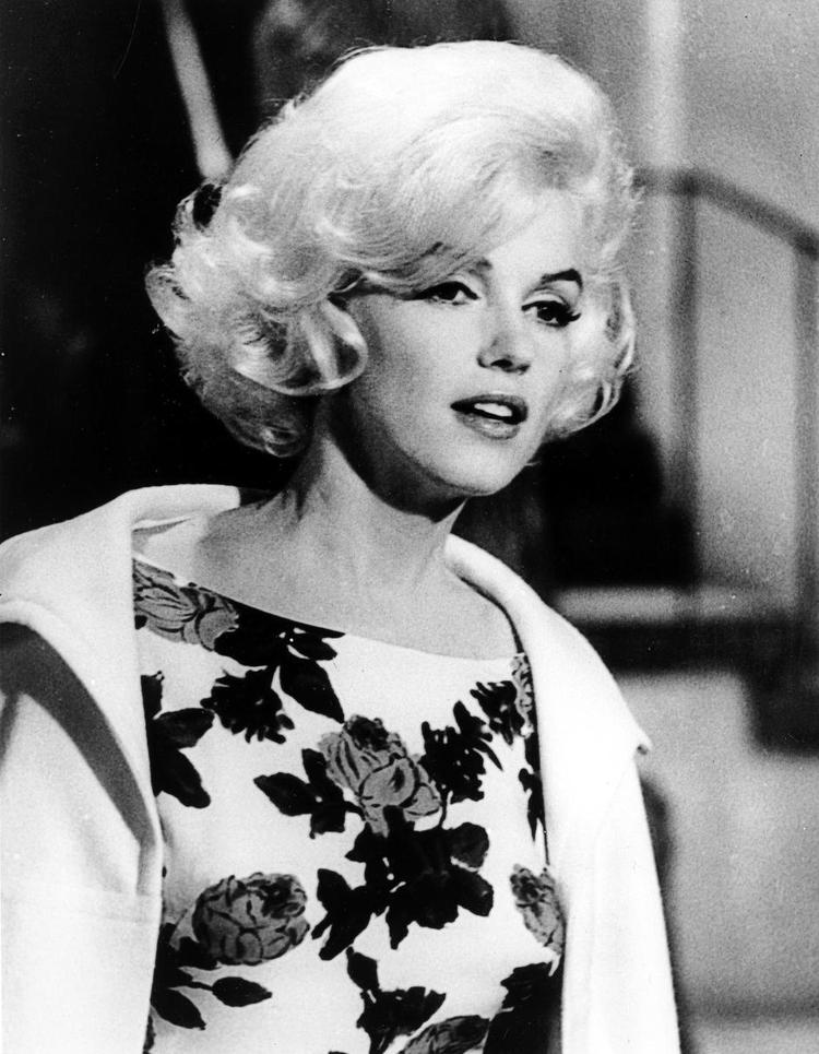 YNDLINGSBLONDINE. Marilyn Monroe døde under mystiske omstændigheder i sit hjem i Brentwood i Hollywood i august 1962. Siden har sagen været genstand for omfattende interesse og udgjort materiale for konspirationsteoretikere. Her ses hun på optagelserne til 'Something's Got to Give' i april 1962. 