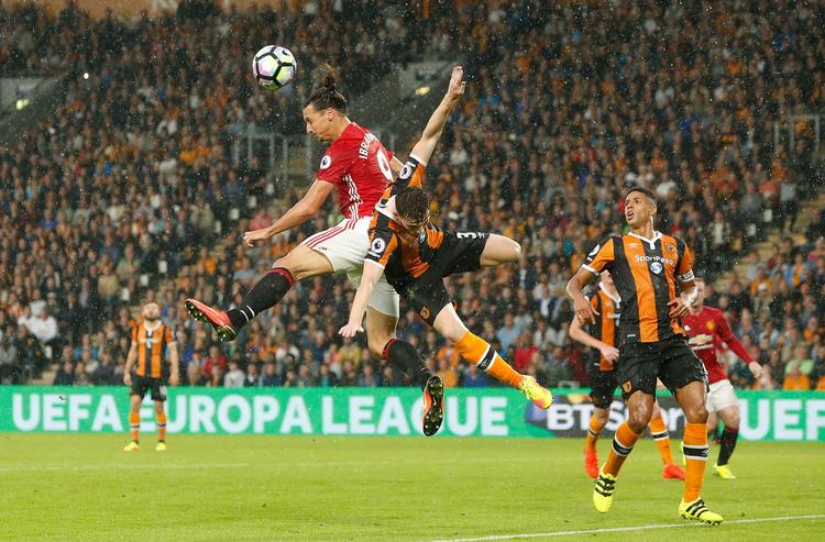 Hovedstød. Manchester Uniteds stjerne Zlatan Ibrahimovic scoerede ikke i dagens kamp. Han vandt dog denne duel med Hulls Andrew Robertson. 