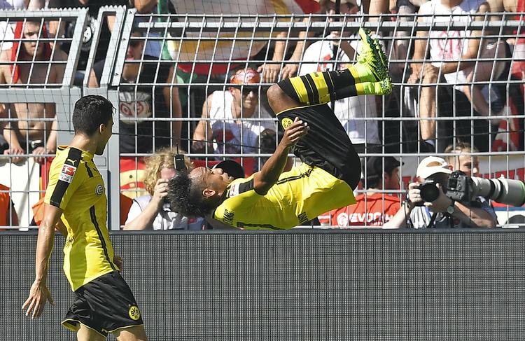 Salto. Dortmunds Pierre-Emerick Aubameyang fejreer åbningsmålet. 