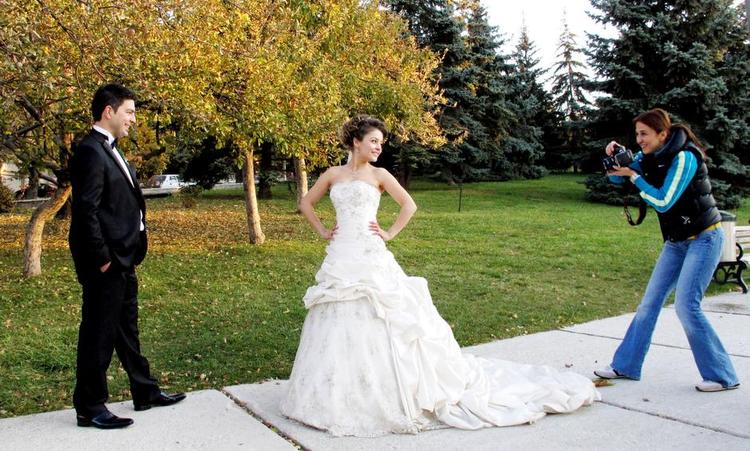 Brudedrømme. Mange unge piger ønsker selv at blive gift, mens de er så unge, at de efter loven stadig regnes som børn. Det er ikke unormalt. Venter man, tror folk, der er noget galt, fortæller pigerne i artiklen. Billedet ovenover er et arkivbillede. Arkivfoto: Selcan Hacaoglu/AP 