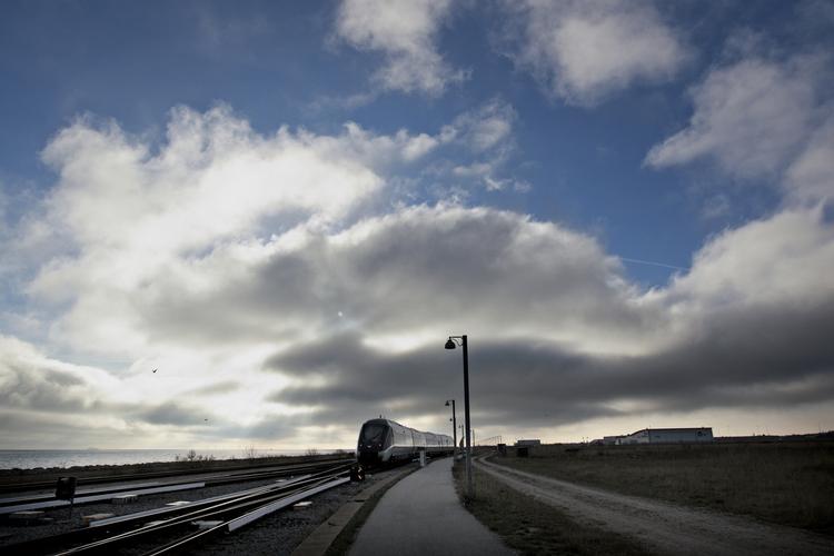 KAOS. Da et dobbeltdækkertog mod Kalundborg pludselig gik i stå, måtte passagererne slå ruder ud, for ikke at besvime i varmen. (dækbillede) 