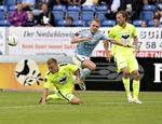 UAFGJORT. Sønderjyskes Troels Kløve (midt) i aktion i Haderslev over for bl.a. Esbjergs målscorer Bjørn Paulsen. 