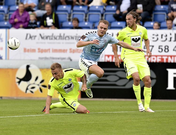 UAFGJORT. Sønderjyskes Troels Kløve (midt) i aktion i Haderslev over for bl.a. Esbjergs målscorer Bjørn Paulsen. 