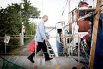 kulturmøde. Undervisnings- minister Bertel Haarder på vej om bord på en gammel coaster i havnen i Nykøbing Mors, der summer af debat i disse dage. 