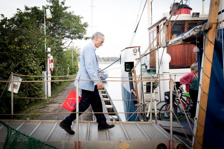 kulturmøde. Undervisnings- minister Bertel Haarder på vej om bord på en gammel coaster i havnen i Nykøbing Mors, der summer af debat i disse dage. 