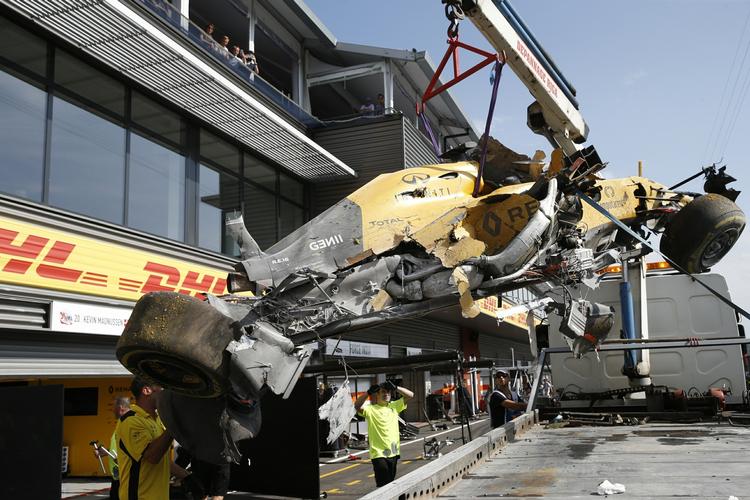 voldsomt. Resterne af Kevin Magnussens Reanault-racer løftes fra banen af en kran efter danskerens uheld. 