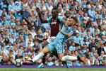 DUEL. Manchester Citys forsvarer Nicolas Otamendi kom i vejen for rigtig meget West Ham-spil søndag på Etihad Stadium. 