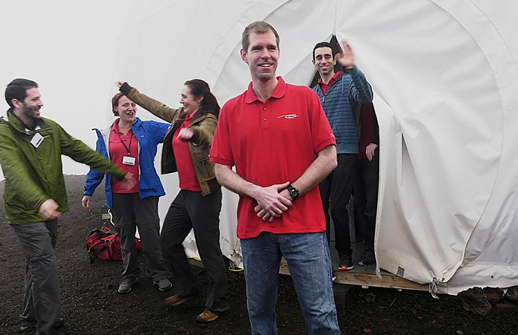 fri. De seks forskere har deltaget i den længste Mars-simulation foretaget i USA. Russerne har tidligere lavet et længere tilsvarende forsøg, hvor forskere var isoleret i 520 dage. 
