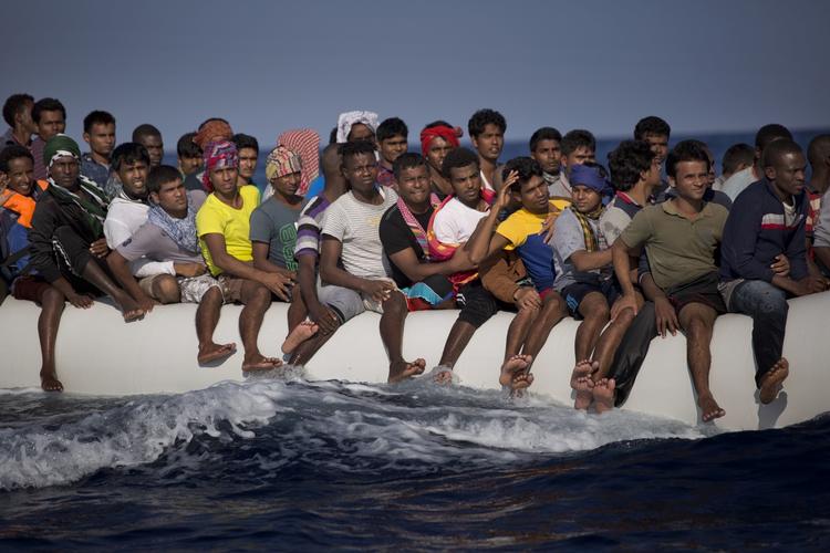 undervejs. Flygtninge på vej fra Libyen mod Italien fotograferet i går. 