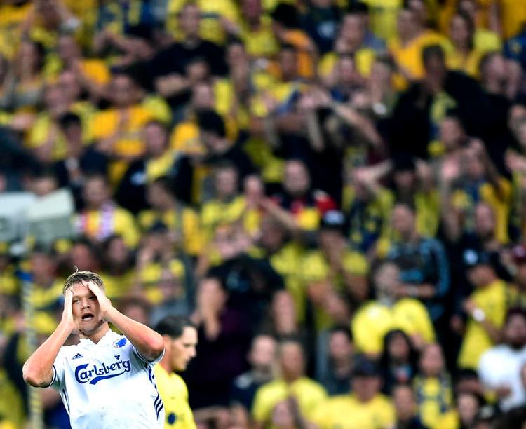 LUKSUS. FC København har det privilegium at kunne skifte landsholdsspillere som Andreas Cornelius ind, men angriberenkunne ikke gøre en afgørende forskel over for de hårdtarbejdende Brøndbyspillere og deres tilhængere. 