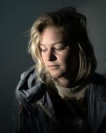 Venten. Karaktererne i Mette Zingenbergs noveller er bohemer, rejsende, natdyr, feberramte, angstramte, infektionsramte, narkoramte, blackoutramte, ofte fastholdt i en venten; strandede eksistenser. 