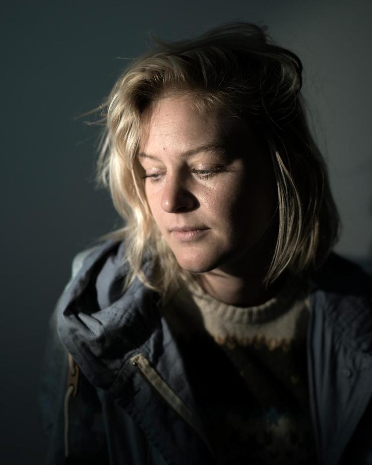 Venten. Karaktererne i Mette Zingenbergs noveller er bohemer, rejsende, natdyr, feberramte, angstramte, infektionsramte, narkoramte, blackoutramte, ofte fastholdt i en venten; strandede eksistenser. 