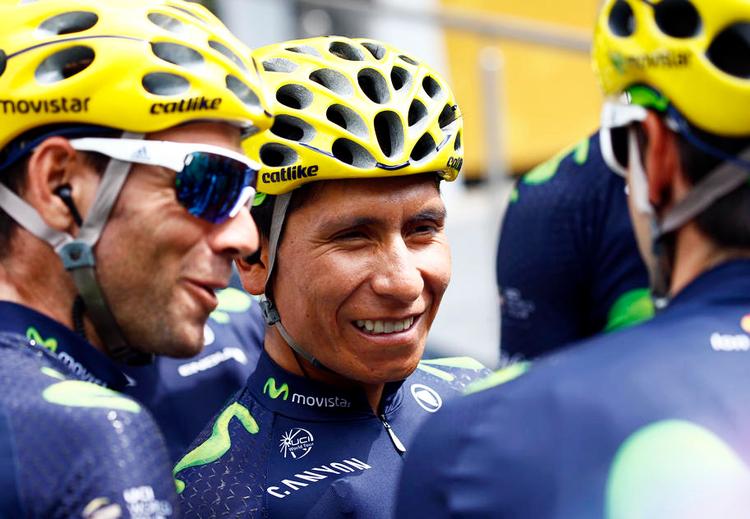 TOPMØDE. Nairo Quintana snakker med sine Movistar-holdkammerater, der ofte får for lidt ud af de mange store anstrengelser under etapeløbene. 