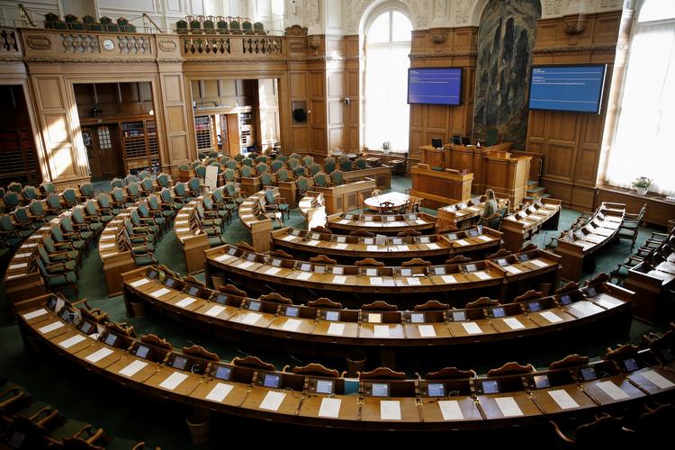 Pension. Også nuværende politikere skal senere på pension efter flertal i Folketinget. 