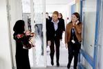 politik. I løbet af de seneste år er tusindvis af asylansøgere kommet til Danmark. Her er udlændinge- og integrationsminister Inger Støjberg (V) på besøg i et asylcenter i Næstved. 