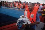 reddet. 6.500 migranter og flygtninge blev i går reddet gennem 40 redningsaktioner i MIddelhavet ud for Libyens kyst. 