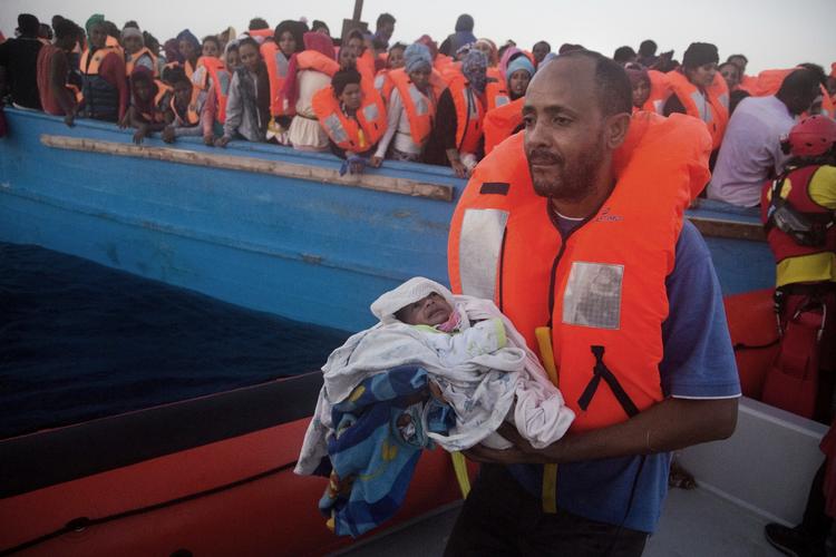 reddet. 6.500 migranter og flygtninge blev i går reddet gennem 40 redningsaktioner i MIddelhavet ud for Libyens kyst. 