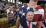 fan. Mike Duff fra Boone i Iowa havde trukket fan-T-shirten på ved søndagens valgmøde med den republikanske præsidentkandidat. 